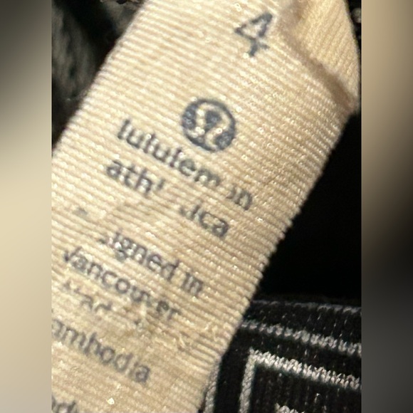 Lululemon Geometric Patterned Leggings Black and White Size 4 - Picture 9 of 10